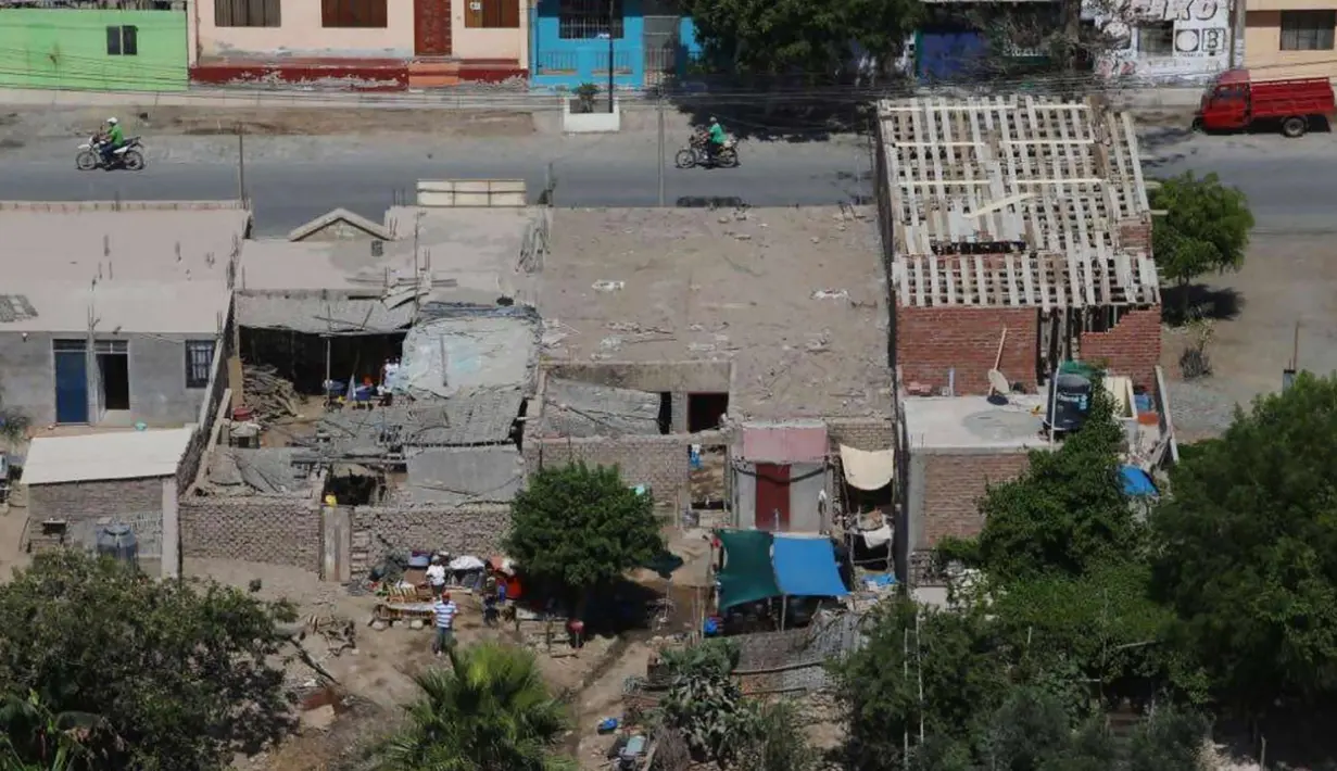 Foto yang dikeluarkan oleh Andina Agency ini menunjukkan suasana rumah warga di Chala, Peru, (14/1). Menurut US Geological Survey (USGS), gempa ini berpusat di dekat pesisir Peru, yakni 40 kilometer di selatan Acari. (AP Photo / Charlie Reyna)