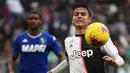 Striker Juventus, Paulo Dybala, mengejar bola saat melawan Sassuolo pada laga Serie A Italia di Stadion Allianz, Turin, Minggu (1/12). Kedua klub bermain imbang 2-2. (AFP/Marco Bertorello)