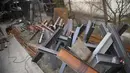 Rintangan anti-tank I-beam siap digunakan untuk menghadapi Rusia di bengkel di Lviv, Ukraina barat (3/3/2022). Invasi Rusia telah mengusir satu juta warga Ukraina dari rumah mereka dan menjerumuskan Rusia ke dalam isolasi yang semakin dalam sebagai paria global dalam dunia keuangan, diplomasi, dan o