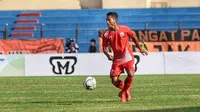 Bek Persija Jakarta, Anan Lestaluhu, memanfaatkan penghentian sementara Liga 1 2018 dengan bermain bersama tim U-19. (Persija Jakarta/Khairul Imam)