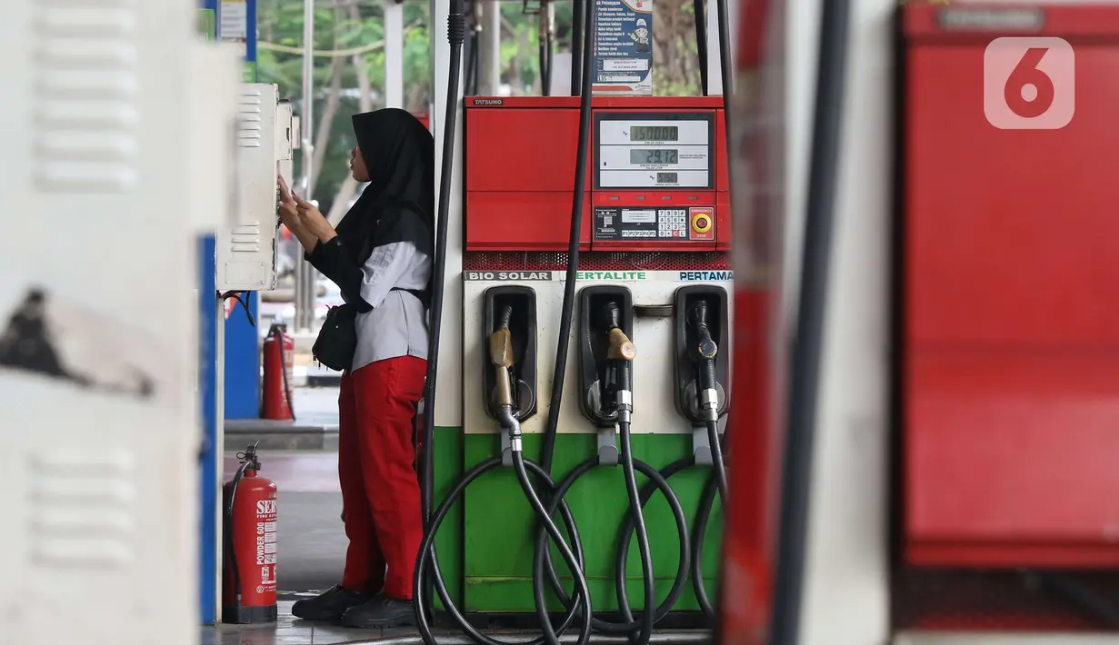 Petugas melayani konsumen yang mengisi bahan bakar kendaraannya di SPBU kawasan Jakarta, Selasa (26/11/2019). PT Pertamina (Persero) mulai menyediakan solar dengan kandungan 30 persen Fatty Acid Methyl Ester (FAME) yang berbahan baku minyak sawit. (Liputan6.com/Angga Yuniar)