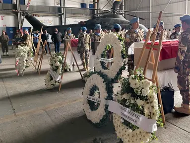 Suasana upacara penghormatan terakhir bagi tiga prajurit Tentara Nasional Indonesia (TNI) yang gugur dalam misi perdamaian dunia di Hanggar Lebanese Air Force, Beirut, Lebanon, Kamis 2 April 2026 pukul 16.00 waktu setempat. United Nations Interim Force in Lebanon (UNIFIL) menyelenggarakan upacara memorial sebagai penghormatan terakhir bagi tiga prajurit Tentara Nasional Indonesia yang gugur dalam misi perdamaian dunia di Lebanon Selatan. (Foto: Puspen TNI)
