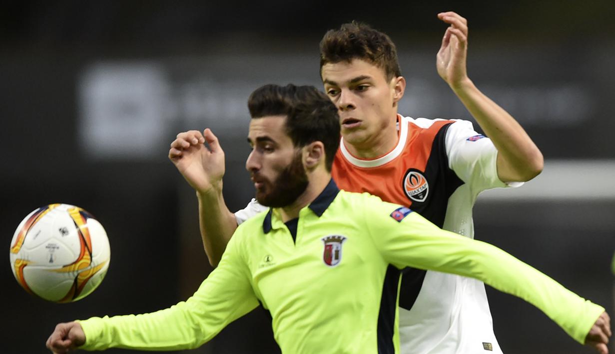 Pemain Shakhtar Donetsk, Maksym Malyshev (kanan), berebut bola dengan pemain Braga, Rafa, pada laga leg pertama perempat final Liga Europa, di Stadion AXA, Braga, Jumat (8/4/2016) dini hari WIB. (AFP/Francisco Leong)