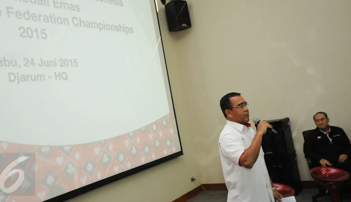 Ketua Umum KONI Pusat Tono Suratman memberikan sambutan jelang penyerahan penghargaan kepada tim Bridge Indonesia di Jakarta, Rabu (24/6/2015). Tim Bridge Indonesia berhasil menjuarai APBF Championship 2015 di Bangkok. (Liputan6.com/Helmi Fithriansyah)