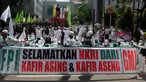 Massa dari Front Pembela Islam (FPI) dan Gerakan Masyarakat Jakarta (GMJ) berunjuk rasa di depan Gedung DPRD DKI Jakarta, (1/6/2015). Demo ini bertujuan melengserkan Gubernur DKI Jakarta, Basuki Tjahaja Purnama alias Ahok. (Liputan6.com/JohanTallo)