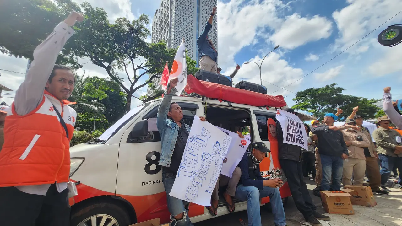 Sejumlah anggota DPD PKS Kota Depok menggelar aksi unjuk rasa di depan kantor KPUD Kota Depok.