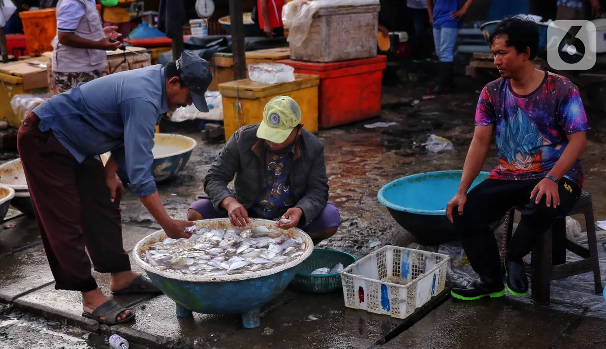 Suasana pasar ikan di Kamal Muara, Jakarta, Jumat (15/4/2022). Pasokan ikan dipastikan aman untuk kebutuhan selama Ramadhan 1443 Hijriah dan Hari Raya Idul Fitri, dengan perkiraan ketersediaan ikan tangkapan dan budidaya April dan Mei 2022 sebesar 2,99 juta ton. (Liputan6.com/Angga Yuniar)