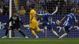 Empat gol Barcelona dicetak oleh Robert Lewandowski (2), Alejandro Balde, dan Jules Kounde. (AP Photo/Joan Monfort)