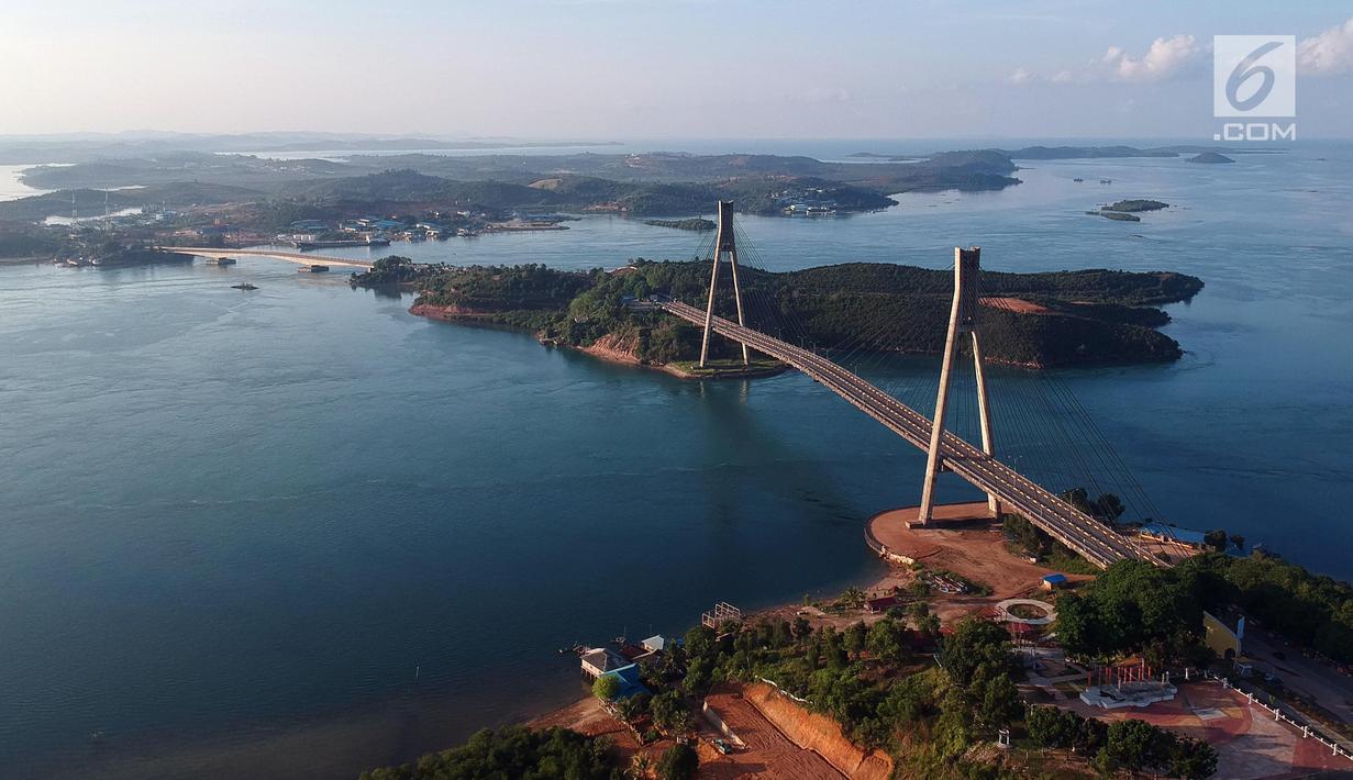 <p>Foto udara pemandangan dari jembatan Barelang di Batam, Kepulauan Riau, Senin (7/5). Barelang merupakan singkatan dari BAtam, REmpang, dan gaLANG. (Liputan6.com/Arya Manggala)</p>