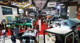 Pengunjung melihat-lihat kendaraan selama Pameran Otomotif Internasional Indonesia di Jakarta, Sabtu 7 Februari 2026. Ajang Indonesia International Motor Show (IIMS) 2026 menjadi etalase peluncuran berbagai kendaraan baru di pasar otomotif nasional. (AP Photo/Tatan Syuflana)