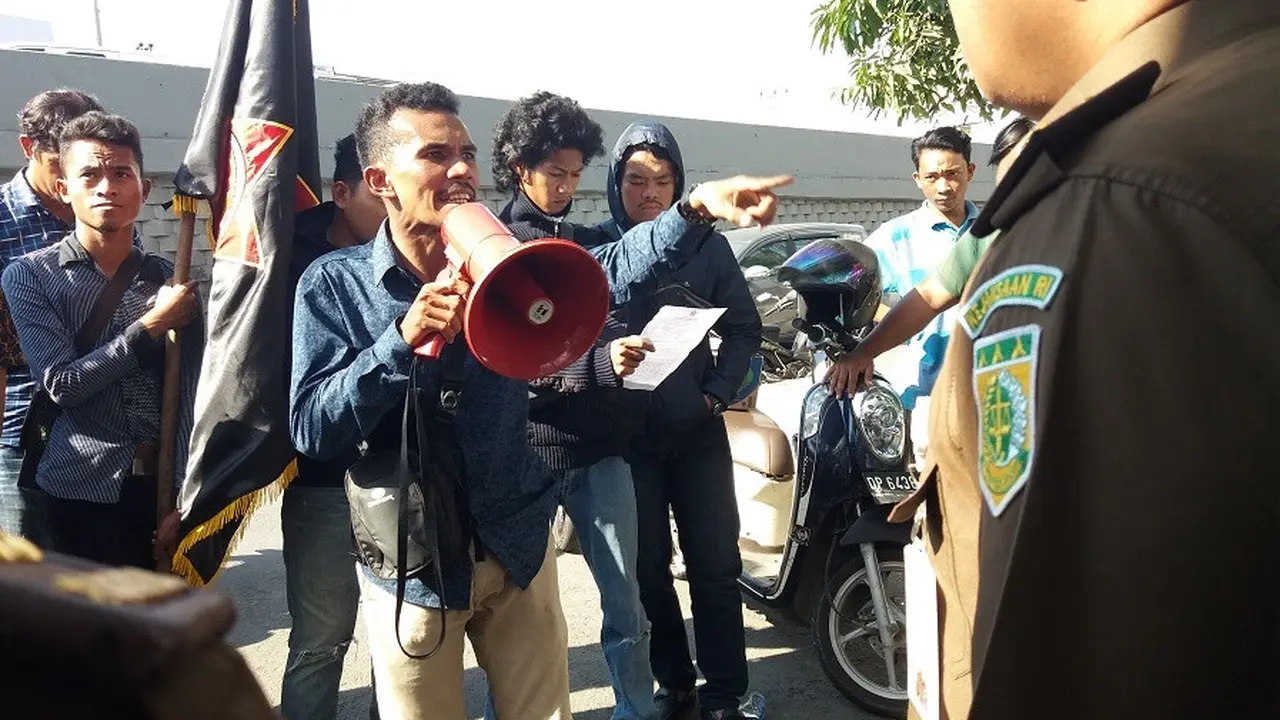 Pegiat anti korupsi mendukung Kejati Sulsel bongkar kasus dugaan korupsi proyek pembangunan jaringan pipa avtur milik PT. Pertamina di Makassar (Liputan6.com/ Eka hakim)