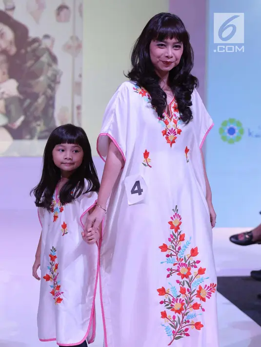 Ibu bersama anaknya berpose saat mengikuti fashion show Fabalous Mom and Kids 2018 di Fimela Fuchsia Market 2018 di Kota Kasablanka, Jakarta (27/5). (Liputan6.com/Faizal Fanani)