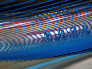 Pebalap sepeda Belgia berlatih jelang Kejuaraan Dunia Balap Sepeda Trek di Lee Valley Velo Park, London, Inggris, (1/3/2016). (AFP/Adrian Dennis)