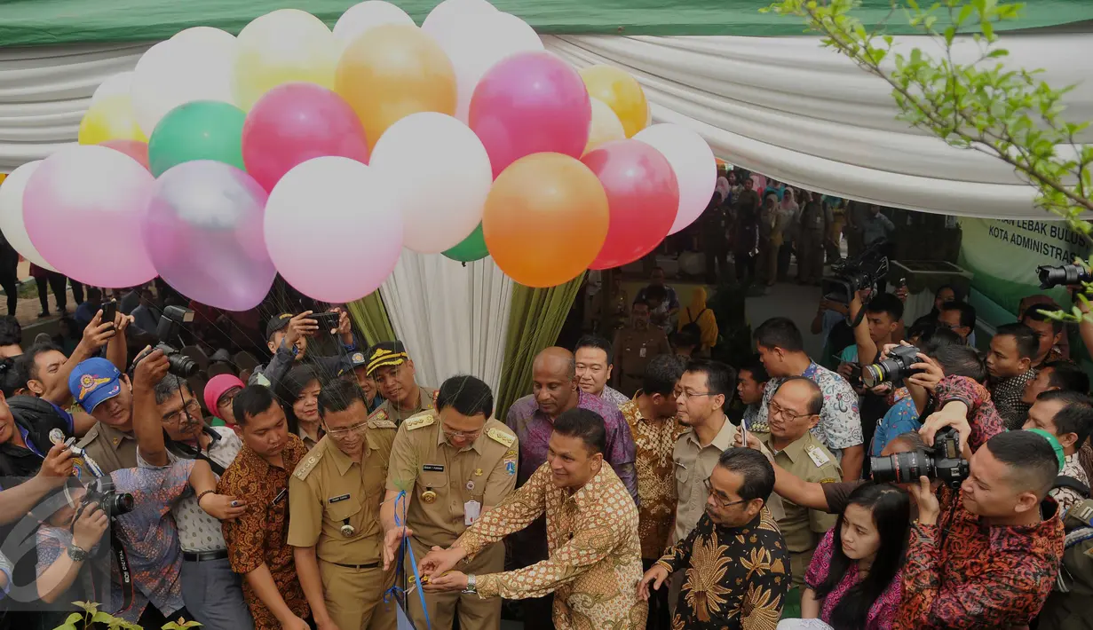 Gubernur DKI, Basuki 'Ahok' Tjahaja Purnama melepas balon tanda peresmian RPTRA Mawar di Kelurahan Lebak Bulus, Jakarta, (26/4). RPTRA tersebut guna memenuhi kebutuhan masyarakat akan ruang terbuka yang multi fungsi. (Liputan6.com/Gempur M Surya)