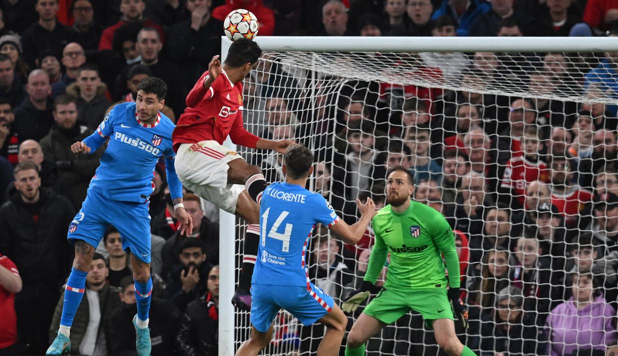 Lini belakang MU pun tak mau kalah, Rapahael Varane juga berusaha mengancam gawang lawan dari sepakan pojok. (AFP/Paul Ellis)
