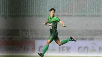 Pemian PS TNI, Hong Soon-hak merayakan golnya ke gawang Persiba Balikpapan pada laga pekan keempat Liga 1 2017 di Stadion Pakansari, Bogor, Jumat (5/5/2017). (Bola.com/Nicklas Hanoatubun)