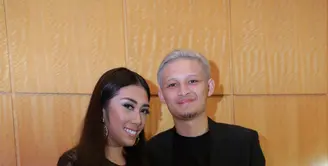 Saat menghadiri resepsi pernikahan Nina Zatulini, pesepak bola Syamsir Alam terlihat menggandeng pacar baru. (Galih W. Satria/Bintang.com)