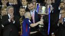Gelandang Barcelona, Andres Iniesta, menerima trofi Piala Raja Spanyol di Stadion Wanda Metropolitano, Madrid, Sabtu (21/4/2018). Sebanyak enam gelar Piala Raja Spanyol diraihnya bersama La Blaugrana. (AFP/Cristina Quicler)