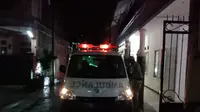Ambulans membawa jenazah almarhum Neng Meila, korban begal di jalanan. (Huyogo Simbolon)