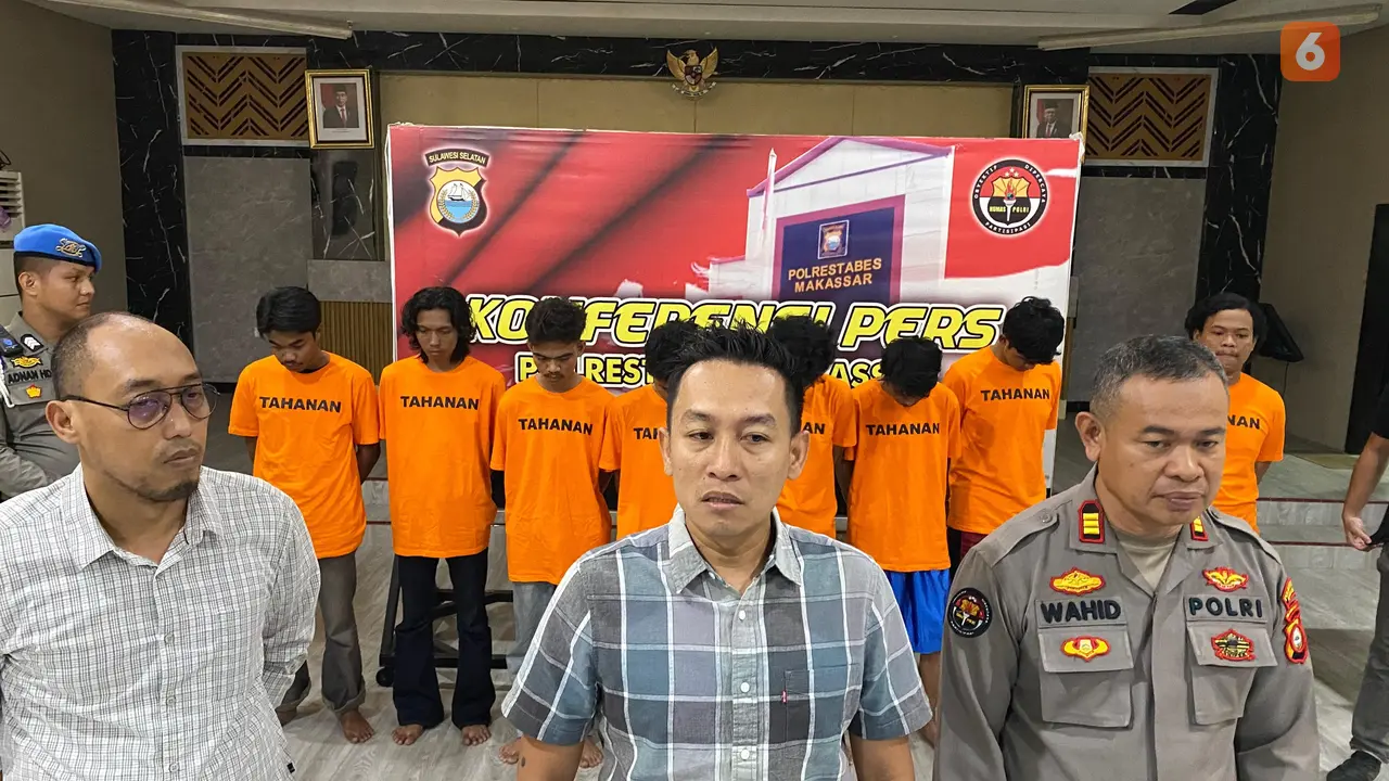 Polrestabes Makassar menangkap 8 demonstran berujung ricuh di Makassar (Liputan6.com/Fauzan)