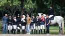 Sejumlah selebritas Indonesia dan para atlet berkuda berfoto bersama saat mengikuti cabang olahraga berkuda nomor show jumping Turnamen Olahraga Selebriti Indonesia (TOSI) Season 3 yang berlangsung di Arthayasa Stable, Depok, Jawa Barat, Jumat (01/11/2024). (Bola.com/Bagaskara Lazuardi)