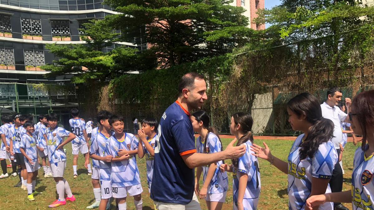 Timur Kapadze Berbagi Ilmu dan Pengalaman ke Siswa Sekolah, Cocok Latih Timnas Indonesia?