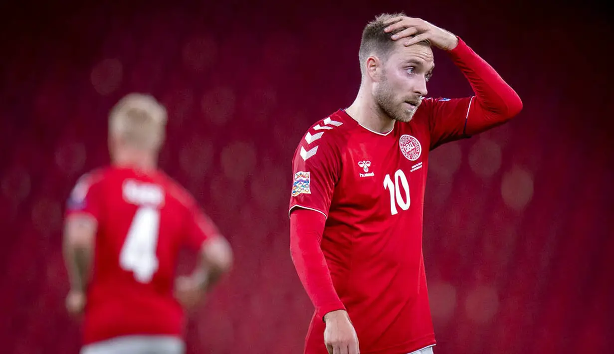 Gelandang Denmark, Christian Eriksen, tampak kecewa usai ditahan imbang Inggris pada laga UEFA Nations League di Stadion Parken, Rabu (9/9/2020). Kedua tim bermain imbang 0-0. (Liselotte Sabroe/Ritzau Scanpix via AP)
