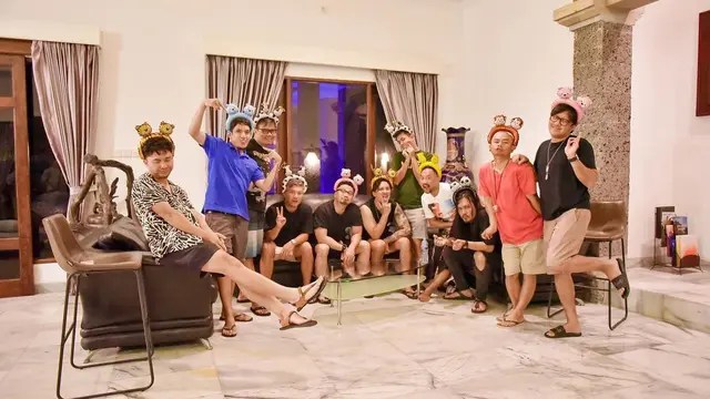 The Prediksi jadi baby sitter (Instagram @theprediksi_)