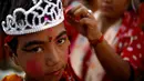 Seorang bocah berhias ala Dewa Krishna di perayaan Gaijatra Festival atau Festival Sapi di Kathmandu, Nepal, Jumat (19/8). Festival ini digelar untuk meminta keselamatan dan kedamaian. (REUTERS/ Navesh Chitrakar)