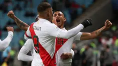 Gelandang timnas Peru, Victor Yotun (kanan) berselebrasi dengan rekannya, Paolo Guerrero setelah mencetak gol ke gawang Cile pada semifinal Copa America 2019 di Arena do Gremio, Kamis (4/7/2019) pagi. Peru lolos ke final Copa America 2019 setelah mengalahkan Cile dengan skor 3-0 (AP/Ricardo Mazalan)