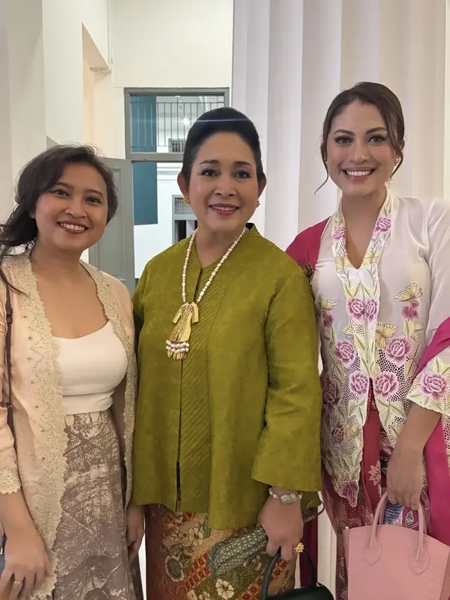 Gaya Ibu Pejabat dan Publik Figur Kenakan Kebaya Mencuri Perhatian saat Pameran Tionghoa.