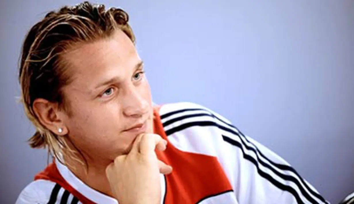 French national soccer team defender Philippe Mexes gives a press conference in Clairefontaine, outside Paris, on September 04, 2008. AFP PHOTO / FRANCK FIFE 