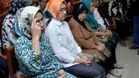 Ratu Tatu Chasanah (kiri), kakak dari Wawan, tampak tak kuasa menahan kesedihan saat mendengar putusan Majelis Hakim terhadap adiknya, Jakarta, Senin (23/6/14). (Liputan6.com/Johan Tallo)