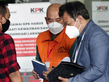 Wali Kota nonaktif Bekasi Rahmat Effendi usai menjalani pemeriksaan di Gedung KPK, Jakarta, Selasa (25/1/2022). Rahmat Effendi diperiksa perdana setelah ditahan sebagai tersangka dugaan penerimaan suap pengadaan barang, jasa serta lelang jabatan di Pemkot Bekasi. (Liputan6.com/Helmi Fithriansyah)