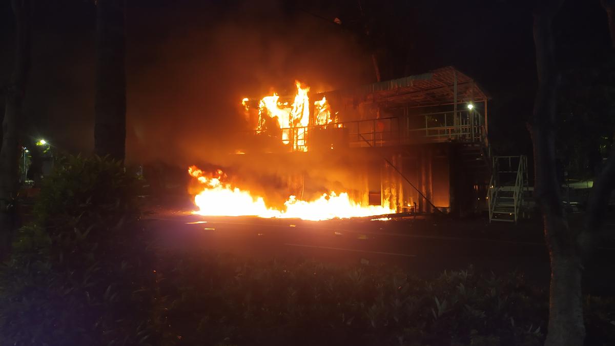 Demo Solidaritas Affan Kurniawan, Pos Polisi Taman Bungkul Surabaya Dibakar Massa