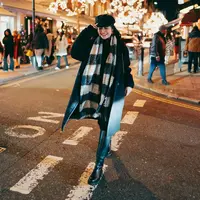 Febby Rastanty baru saja membagikan momen liburannya di London dengan gaya busana musim dingin. Ia terlihat mengenakan all black outfit, long coat masih ditambahkan dengan syal panjang bergaris, celana panjang yang dimasukkannya ke dalam high boots hitam dari bahan kulit, dan topi sebagai pemanis penampilannya secara keseluruhan. Foto: Instagram.