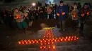 Sejumlah warga menempatkan lilin di depan Katedral Kristus Juruselamat Moskow, Rusia, Senin (12/2). Pesawat Saratov Airlines menghilang dari radar beberapa menit setelah berangkat dari Bandara Domodedovo ke Orsk. (AP Photo/Alexander Zemlianichenko)