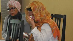 Anggota keluarga  Allya Siska Nadya menangis saat menggelar konferensi pers terkait kasus Klinik chiropractic di Jakarta, (08/01). Kasus ini sudah ditangani Direktorat Reserse Kriminal Umum Polda Metro Jaya. (Liputan6.com/Faisal R Syam)