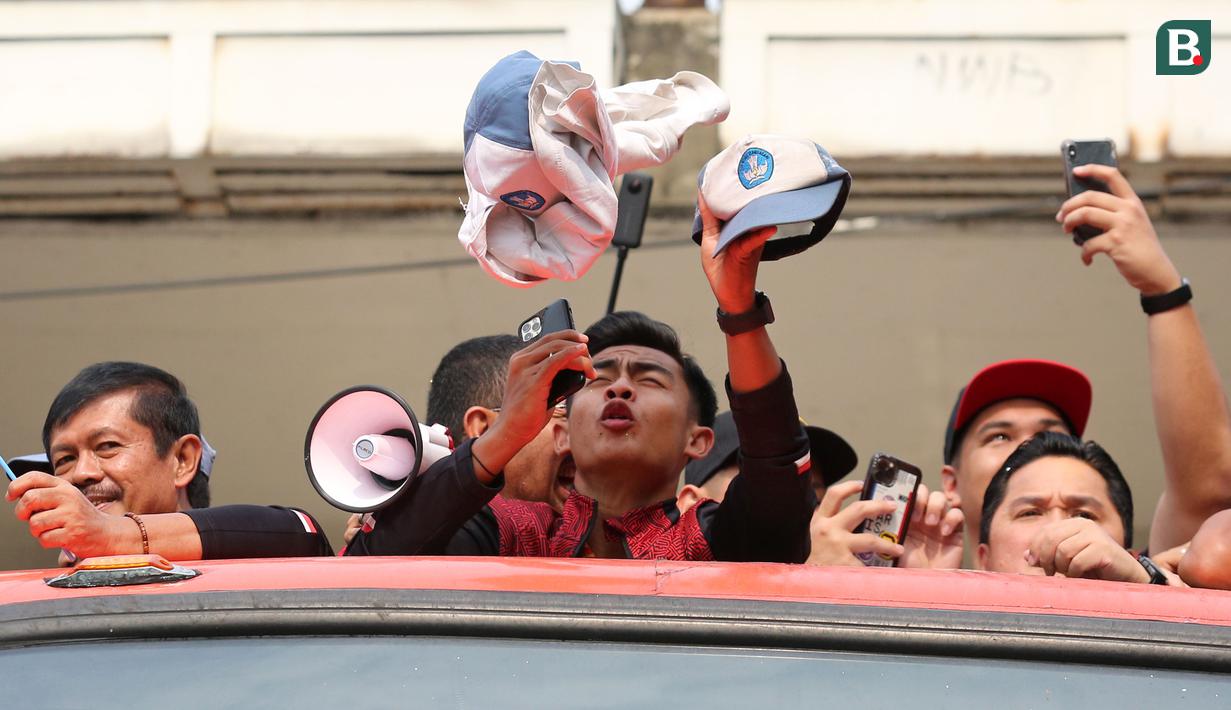 Pemain Timnas Indonesia U-22, Pratama Arhan saat tertimpuk seragam dari salah satu pelajar SMA Negeri 7 Jakarta Pusat saat pawai pawai bertajuk Kira87uara Kontingen SEA Games 2023 yang berlangsung dari Kemenpora hingga Stadion Utama Gelora Bung Karno (SUGBK), Senayan, Jakarta, Jumat (19/5/2023). Acara tersebut merupakan bentuk perayaan keberhasil kontingen Indonesia yang telah melampaui target medali emas di SEA Games 2023 dan kesuksesan Timnas Indonesia U-22 yang telah mengakhiri puasa gelar 32 tahun di SEA Games 2023. (Bola.com/Bagaskara Lazuardi)