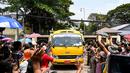 Kerabat berkumpul di sekitar bus yang membawa tahanan yang dibebaskan di luar penjara Insein di Yangon pada 17 April 2023. (AFP/STR)