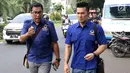 Artis Afdhal Yusman (kanan) mendaftarkan diri menjadi bakal caleg Partai NasDem ke Komisi Pemilihan Umum (KPU) RI, Jakarta, Senin (16/7). Total ada 576 bakal caleg DPR RI yang didaftarkan untuk 80 dapil. (Liputan6.com/Angga Yuniar)