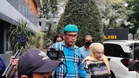 Uya Kuya didampingi Astrid Kuya memenuhi panggilan sebagai pelapor atas kasus dugaan penipuan jual-beli mobil yang menyeret nama Medina Zein. (Foto:Liputan6/Ady Anugrahadi)
