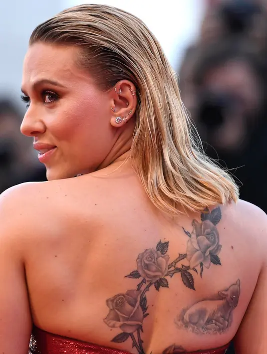 Scarlett Johansson berpose saat menghadiri pemutaran perdana film 'Marriage Story' di Venice Film Festival 2019, Italia, Kamis (29/8/2019). Bintang The Avengers itu memamerkan tato di punggungnya yang berbalut gaun merah berkilau. (Claudio Onorati/ANSA Via AP)