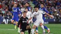 Striker Real Madrid, Brahim Diaz, memperoleh peluang untuk mencetak gol ke gawang Getafe pada lanjutan Liga Spanyol 2024/2025 di Stadion Coliseum Alfonso Perez, Kamis (24/4/2025) dini hari WIB. (Thomas COEX / AFP)