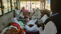 Petugas Penyelenggara Ibadah Haji (PPIH) Arab Saudi memfasilitasi ratusan jemaah yang sakit untuk melakukan safari wukuf di Arafah. (FOTO: MCH PPIH ARAB SAUDI 2023)