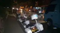 Sejumlah polisi amankan lokasi kejadian dimana Aremania diserang di Mojokerto (Liputan6.com/Dian Kurniawan)