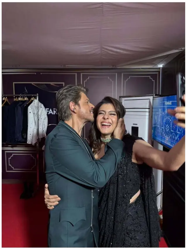 Potret Kajol Beri Pesan Manis di Ultah Shah Rukh Khan ke-60, Memukau Pakai Sari Hitam