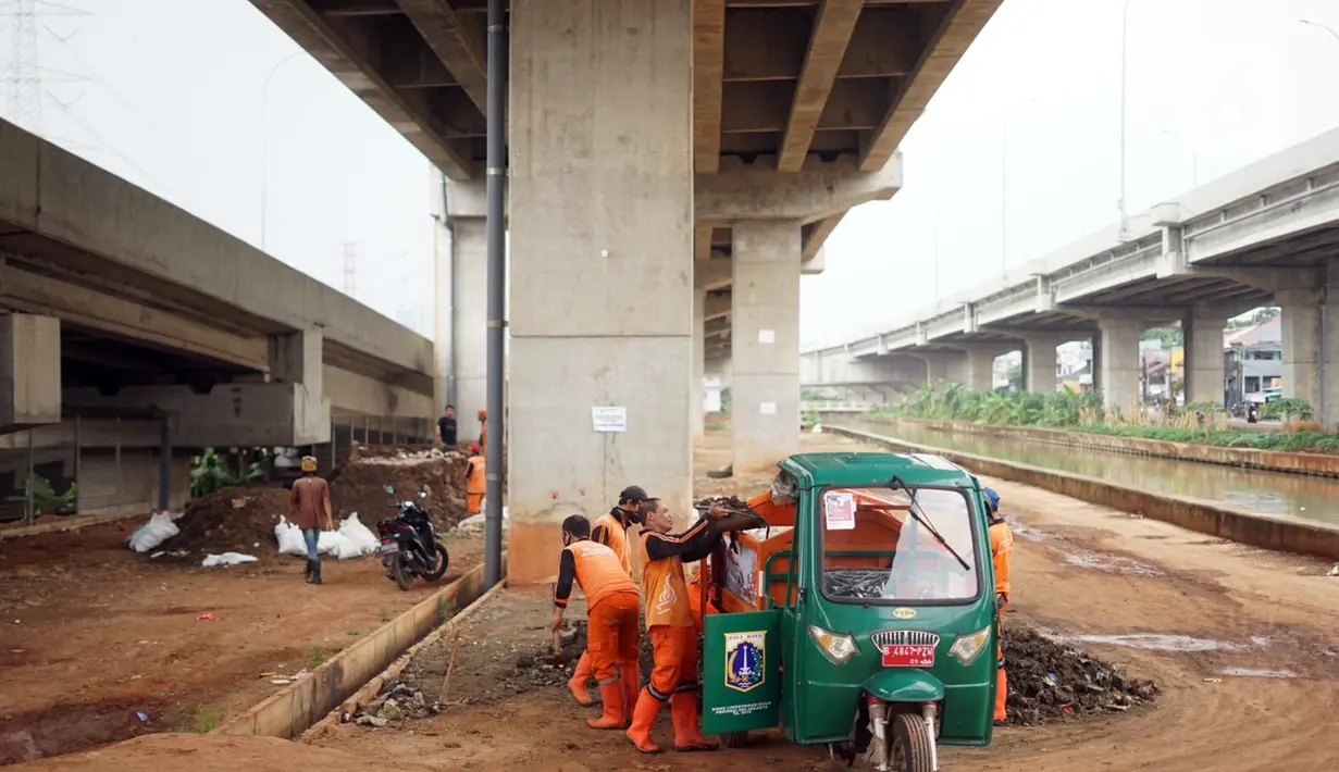 Petugas Penanganan Prasarana dan Sarana Umum (PPSU) menyelesaikan pembangunan Taman Pilar Jati di Cipinang Melayu, Jakarta, Selasa (27/10/2020). Area yang dilengkapi taman lalu lintas serta sarana bersepeda tersebut untuk mempercantik lahan tidur di kolong tol. (Liputan6.com/Immanuel Antonius)