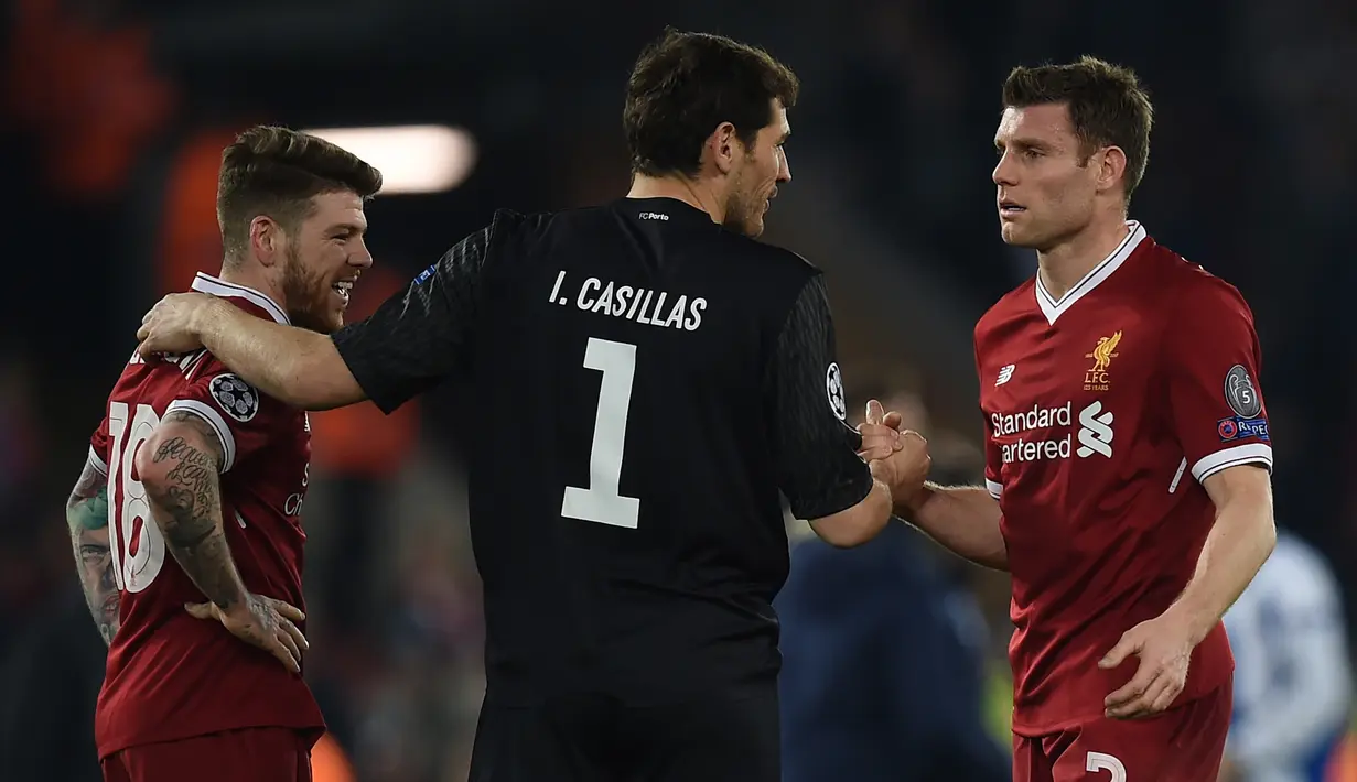 Kiper FC Porto, Iker Casillas menyapa pemain Liverpool, Alberto Moreno dan James Milner seusai leg kedua babak 16 besar Liga Champions di Stadion Anfield, Selasa (6/3). Liverpool melaju ke perempat final dengan bermain imbang tanpa gol. (PAUL ELLIS/AFP)