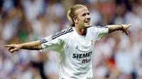 David Beckham adalah legenda sepakbola asal Inggris dan juga seorang selebritis. Ia terkenal dengan umpan akurat serta tendangan bebas yang mampu mematikan kiper lawan. (AFP/Javier Soriano)